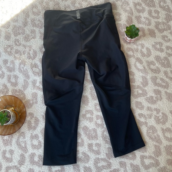 Under Armour Heatgear Black Compression Capris with Pocket - Picture 2 of 4